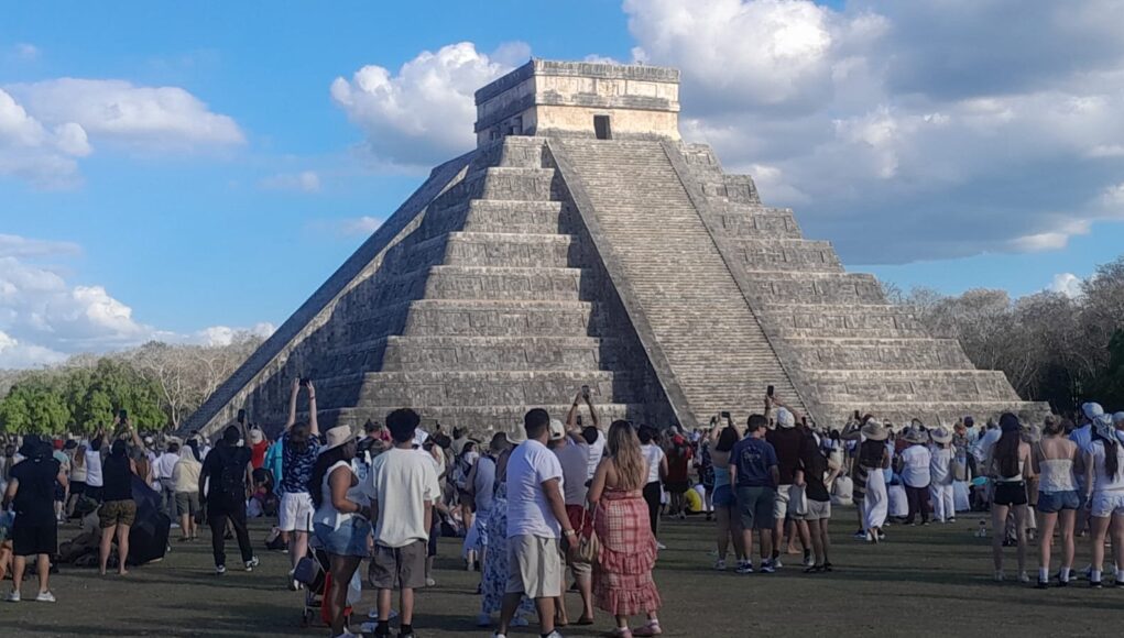 Cumple Kukulkán a la tierra del Mayab… y el mundo se detiene a mirar