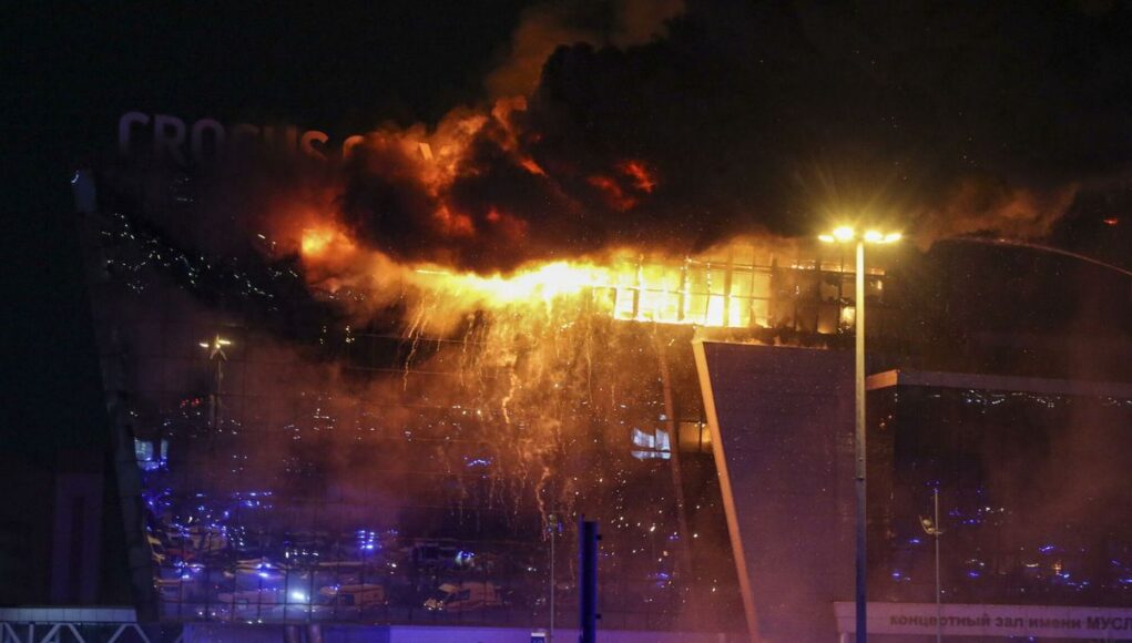 ¡Terror en Rusia!: Ataque en sala de conciertos deja decenas de muertes