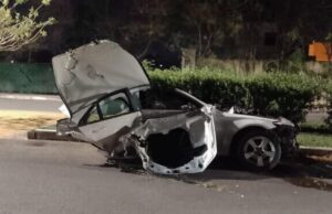 Mercedes-Benz se parte en dos tras brutal accidente en Ciudad Caucel; conductor muere prensado