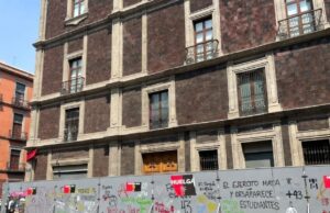 Blindan edificios públicos y monumentos históricos como protección para la marcha del 8M