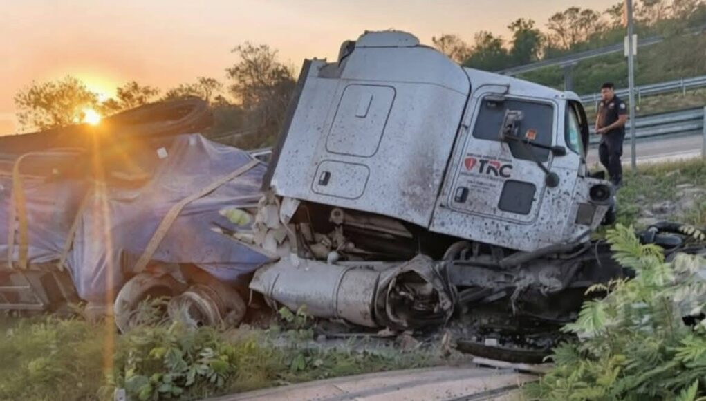Tractocamión se sale de la carretera; deja dos personas heridas en la Campeche–Mérida
