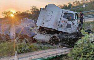 Tractocamión se sale de la carretera; deja dos personas heridas en la Campeche–Mérida