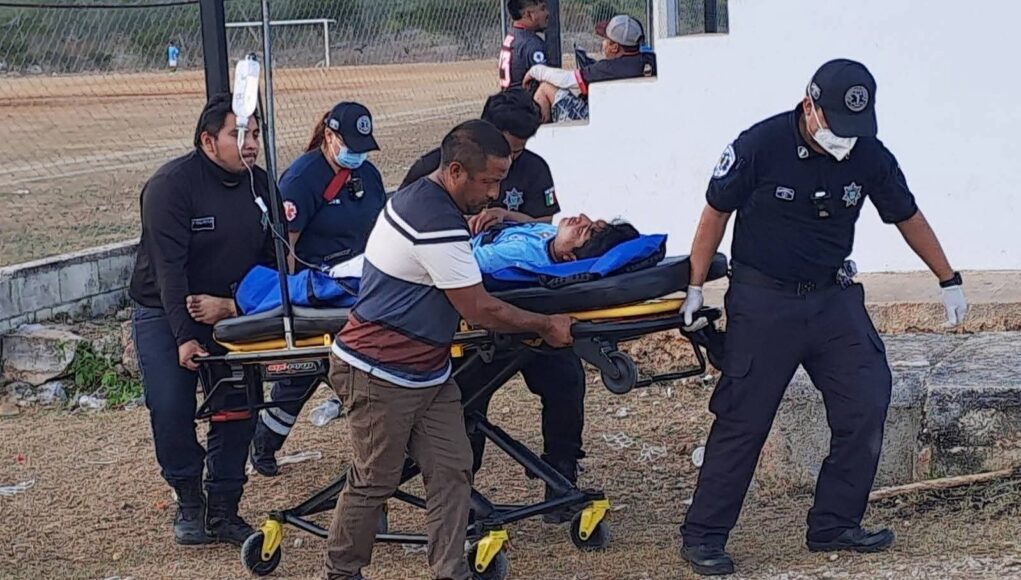 La violencia no es deporte: joven queda grave tras ser arrojado de las gradas en Seyé