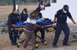 La violencia no es deporte: joven queda grave tras ser arrojado de las gradas en Seyé