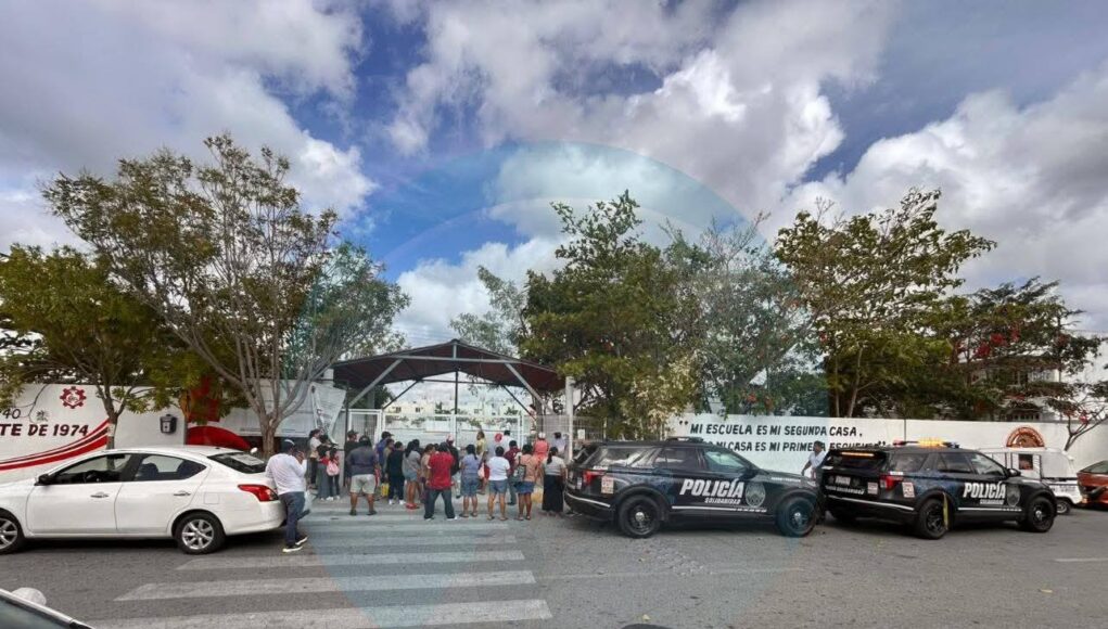 Alumna se lanza desde tercer piso de secundaria en Playa del Carmen; hospital sin luz retrasa atención