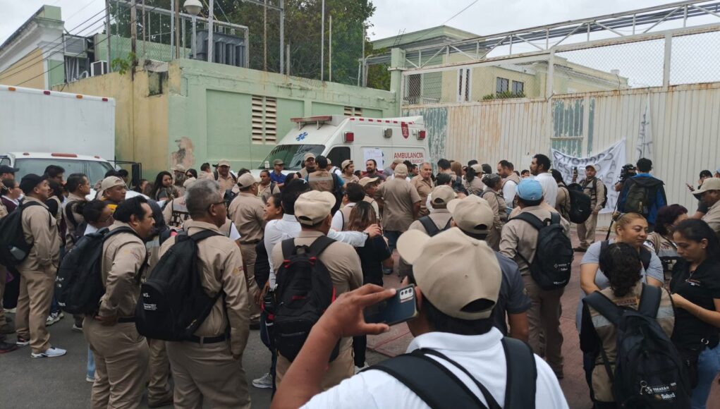 Protesta de trabajadores de vectores paraliza instalaciones de Salud en Yucatán