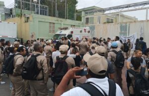 Protesta de trabajadores de vectores paraliza instalaciones de Salud en Yucatán