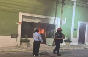 ¡ARDIÓ EL CENTRO DE MÉRIDA! INCENDIO CONSUME PANADERÍA EN LA MADRUGADA