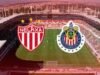 Necaxa resiste con diez hombres y empata sin goles ante Chivas en Aguascalientes