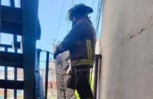 Colapso de escaleras en edificio habitacional provoca evacuación de familias en Corales