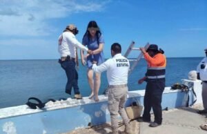 Intentó rescatar su celular del mar y terminó siendo auxiliada por cuerpos de emergencia en Campeche