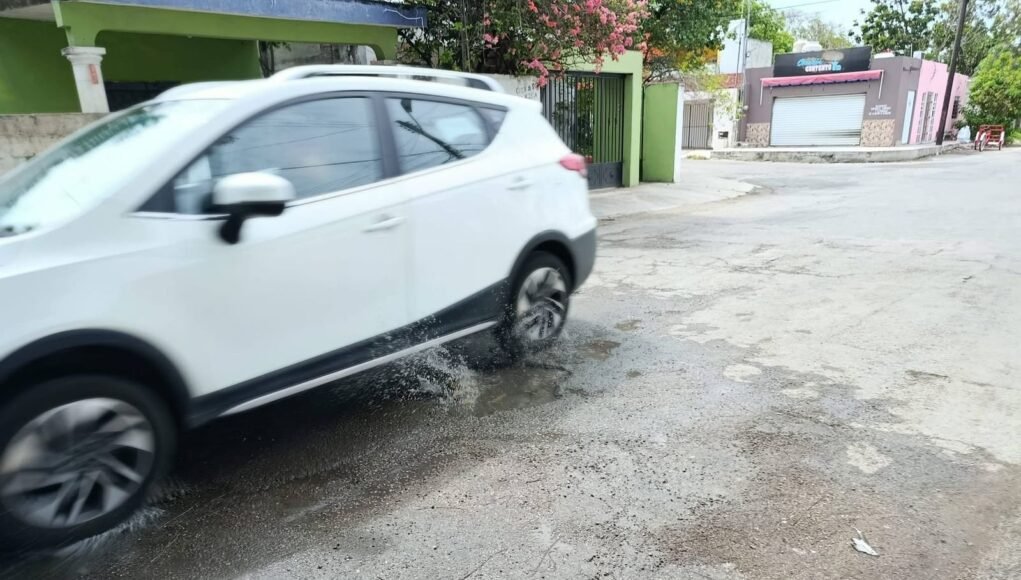 Vecinos de Chuminópolis denuncian fuga constante de agua por tubería dañada