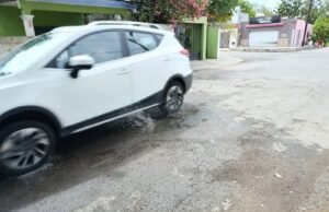 Vecinos de Chuminópolis denuncian fuga constante de agua por tubería dañada