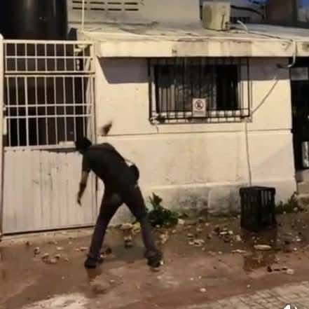 Lo que durante décadas fue una de las zonas más dinámicas y tradicionales de Mérida, hoy muestra un panorama marcado por predios abandonados, negocios cerrados y propiedades en venta. A lo largo de la calle 60, desde la emblemática avenida Colón hasta las inmediaciones del estadio Salvador Alvarado, aún sobreviven algunos hoteles y comercios; sin embargo, gran parte de las viviendas y establecimientos que daban vida al sector han desaparecido o permanecen cerrados. Vecinos y personas que frecuentaron la zona recuerdan que en las décadas de los 70 y 80 este corredor era uno de los puntos más concurridos de la ciudad, donde familias completas convivían y numerosos negocios mantenían gran actividad, especialmente durante temporadas festivas como la Navidad. Uno de los lugares más recordados es el restaurante “La Tradición”, considerado durante años punto de encuentro de familias y figuras políticas de la época, pero que actualmente dejó de operar. Otro de los cambios que impactó la actividad de la zona fue el traslado del Consulado Americano, inmueble que durante años generó importante movimiento debido a las largas filas de personas que acudían diariamente a realizar trámites para viajar a Estados Unidos. Hace aproximadamente seis meses, la sede fue reubicada al norte de Mérida. Asimismo, oficinas federales que anteriormente operaban en la colonia Alcalá Martín, sobre avenida Cupules, también fueron trasladadas hacia la zona de Circuito Colonias y Tanlum. Aunque se desconocen las razones específicas por las que muchas propiedades quedaron en abandono, algunas versiones apuntan a procesos legales, falta de herederos o cambios generacionales que provocaron el desuso de numerosos inmuebles. Pese al deterioro visible en algunos predios, todavía permanecen viviendas antiguas y construcciones que conservan parte del encanto arquitectónico de la zona y continúan siendo símbolo de una etapa importante en la historia urbana de Mérida. Con el crecimiento de nuevos fraccionamientos y el desarrollo de otras áreas de la ciudad, este tradicional sector ha experimentado una transformación que refleja cómo el paso del tiempo y los cambios sociales también modifican la vida de los barrios y sus espacios más representativos.