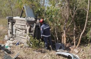 APARATOSA VOLCADURA EN EL PONIENTE DE MÉRIDA; CONDUCTOR SALE ILESO