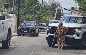 “¡No se van hasta que regrese la luz!”: abuelita enfrenta a trabajadores de CFE en Mérida