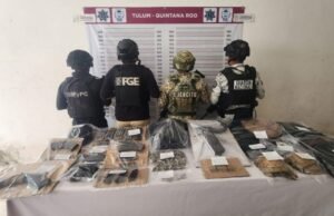 Abandonan camioneta con droga, cartuchos y equipo táctico en carretera de Quintana Roo