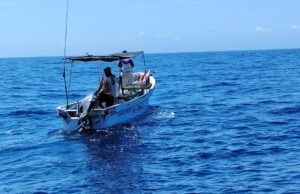 Rescatan a pescadores de Telchac Puerto tras quedar varados mar adentro por falla mecánica