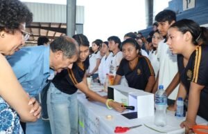 Jóvenes de la UADY convierten la ciencia en experiencias vivas durante feria académica