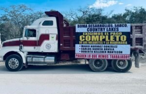 Volqueteros bloquean acceso a Country Lakes por presuntos adeudos en Sierra Papacal
