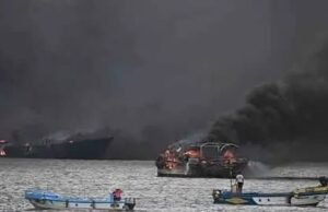 Voraz incendio consume decenas de embarcaciones en puerto pesquero de Ecuador