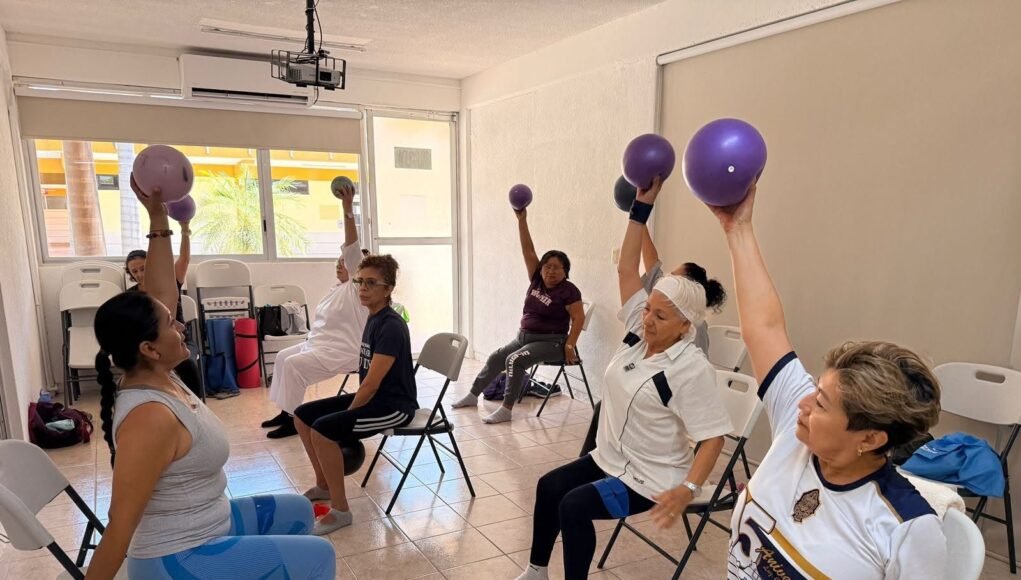 UADY fortalece envejecimiento activo con taller de bienestar y movimiento para adultos mayores