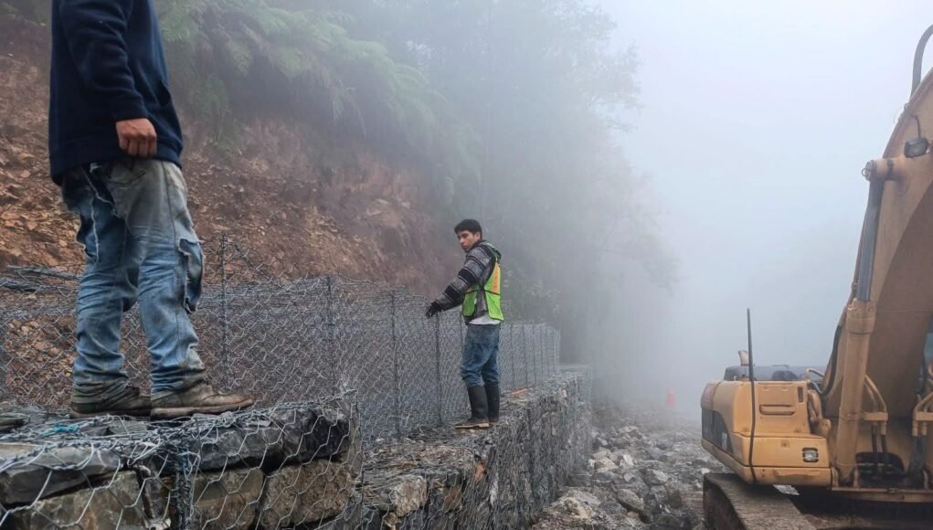 Lluvias golpean carreteras de Veracruz; SICT despliega maquinaria y mantiene vigilancia permanente