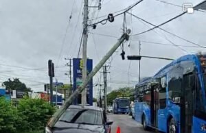 Fuerte accidente en la Canek deja poste derribado y conductor hospitalizado