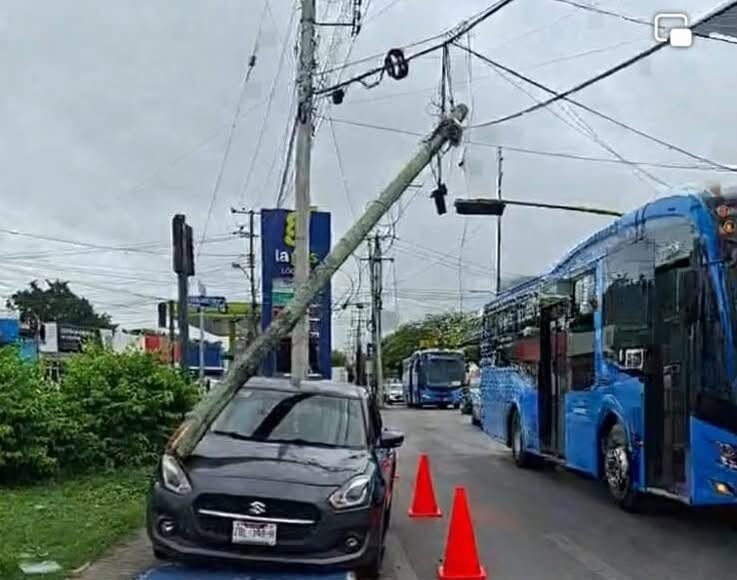 Fuerte accidente en la Canek deja poste derribado y conductor hospitalizado