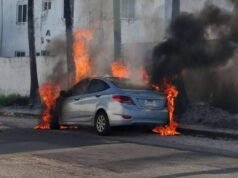 Voraz incendio consume vehículo en Real Montejo; fuego habría iniciado por falla en cableado eléctrico