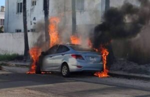 Voraz incendio consume vehículo en Real Montejo; fuego habría iniciado por falla en cableado eléctrico