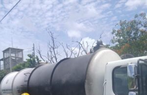 Bomberos de la SSP controlan conato de incendio en pipa sobre el Periférico de Mérida