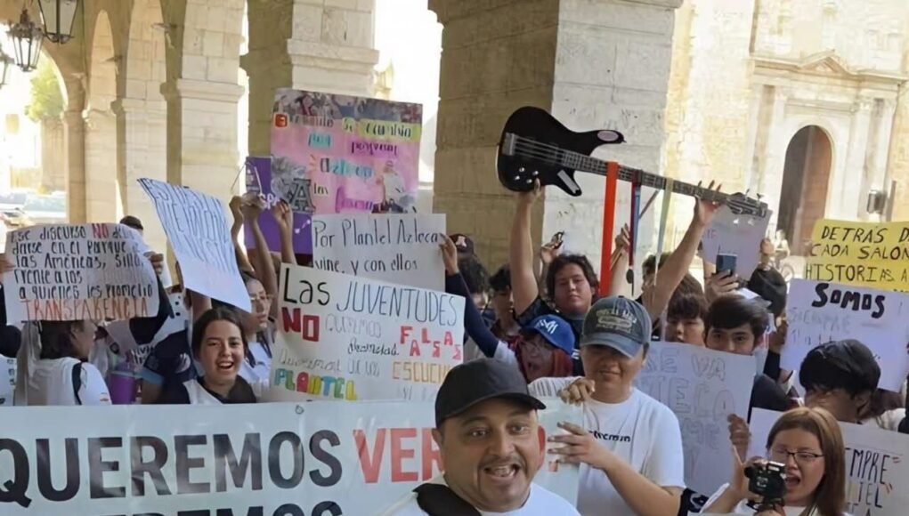 Padres de familia de la Prepa 13 de Mérida protestan por cambio de modelo educativo; acusan falta de información