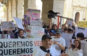 Padres de familia de la Prepa 13 de Mérida protestan por cambio de modelo educativo; acusan falta de información