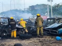 Voraz incendio consume más de una decena de vehículos en la Leandro Valle