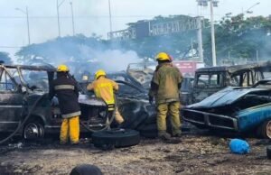 Voraz incendio consume más de una decena de vehículos en la Leandro Valle