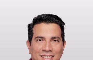 ¿Conferencia de prensa… o reunión de amigos? El extraño debut político de Óscar Brito rumbo a Mérida