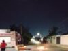 Vecinos bloquean calles en la López Mateos para exigir a la CFE restablecer el servicio eléctrico