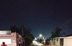 Vecinos bloquean calles en la López Mateos para exigir a la CFE restablecer el servicio eléctrico
