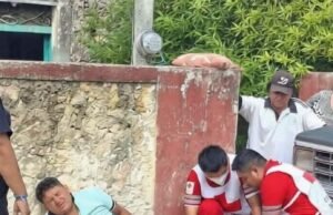 Derrapa motocicleta en el centro de Tekax; conductor abandona a su acompañante lesionado