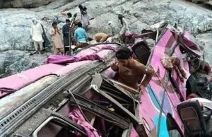 Autobús con sobrecupo cae a barranco en pakistán y deja 40 muertos