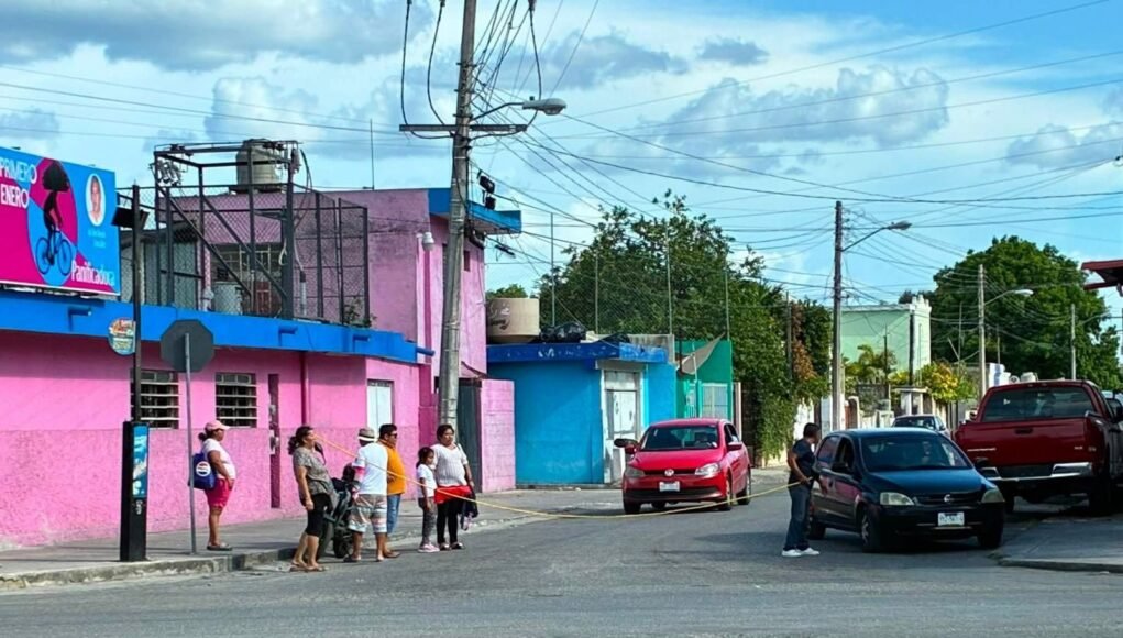 Vecinos de la Fidel Velázquez bloquean avenida para exigir restablecimiento del servicio eléctrico