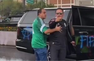 Camioneta de Cuauhtémoc Blanco es vandalizada durante protesta rumbo al Estadio Ciudad de México