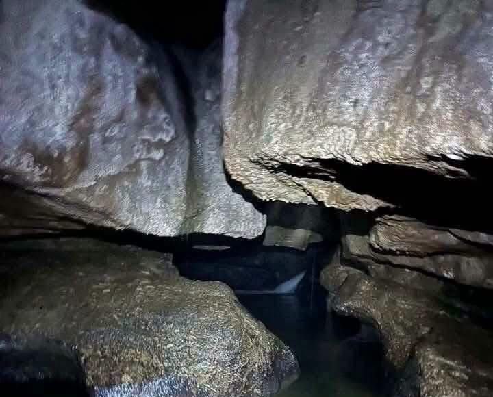 Crecida repentina del agua deja a una familia atrapada en una gruta de Puebla; continúa operativo de rescate