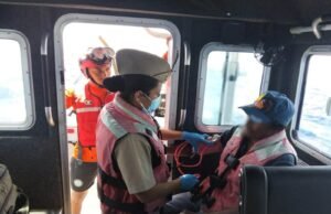 La rápida respuesta de la Secretaría de Marina (Semar) permitió rescatar y brindar atención médica a un pescador que resultó lesionado mientras realizaba labores en altamar, frente a las costas de Progreso. La emergencia se registró a unos 166 kilómetros al noroeste del puerto de Yucalpetén, cuando un tripulante de una embarcación pesquera sufrió un accidente con un anzuelo, el cual le provocó una herida cortante de aproximadamente cinco por quince centímetros en el brazo izquierdo. Luego de recibir la llamada de auxilio, la Novena Zona Naval activó de inmediato el protocolo de búsqueda y rescate, enviando una embarcación tipo Defender de la Estación Naval de Búsqueda, Rescate y Vigilancia Marítima (ENSAR) Yucalpetén, con elementos especializados y personal de Sanidad Naval. Durante el traslado hacia tierra firme, los marinos proporcionaron atención prehospitalaria al pescador, estabilizando su estado de salud para prevenir mayores complicaciones derivadas de la lesión. Al llegar al muelle de la ENSAR Yucalpetén, el hombre fue entregado a sus familiares, quienes se encargaron de trasladarlo a un hospital para que recibiera atención médica especializada. La Secretaría de Marina destacó que mantiene disponibles sus unidades de búsqueda y rescate para responder de manera inmediata a cualquier emergencia marítima, reafirmando su compromiso con la protección de la vida humana en el mar, especialmente en un estado como Yucatán, donde la actividad pesquera es fundamental para la economía regional. La intervención oportuna del personal naval fue clave para que el pescador recibiera atención médica a tiempo y pudiera ser trasladado de forma segura para continuar con su recuperación.