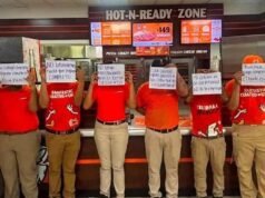 Empleados de sucursal de Little Caesars en Macroplaza protestan por presuntas irregularidades laborales