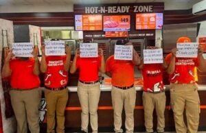 Empleados de sucursal de Little Caesars en Macroplaza protestan por presuntas irregularidades laborales
