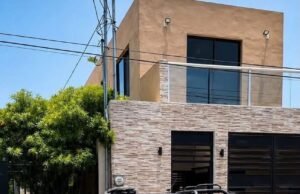 Aprovechan la madrugada para robar vivienda en Azcorra; delincuentes ingresaron por predio baldío