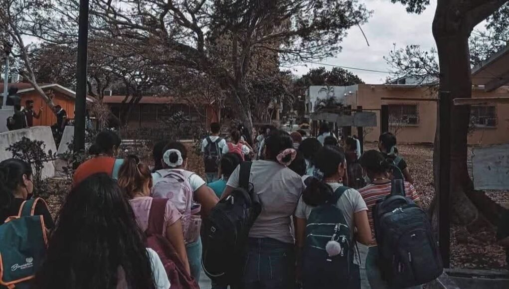 Denuncian presuntas novatadas extremas en Normal Rural de Hecelchakán; al menos 15 alumnos habrían desertado