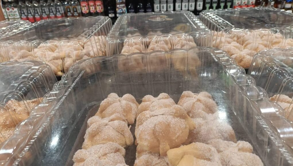 Pan de muerto llega anticipadamente a supermercados de Mérida y genera debate entre consumidores